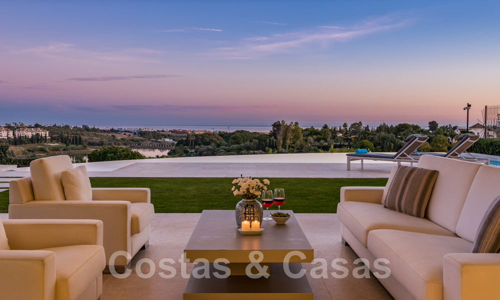 Villa de lujo en primera línea de golf, de un elegante estilo moderno, con impresionantes vistas al golf y al mar en venta en Los Flamingos Golf resort, en Marbella - Benahavis 48960