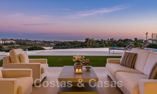 Villa de lujo en primera línea de golf, de un elegante estilo moderno, con impresionantes vistas al golf y al mar en venta en Los Flamingos Golf resort, en Marbella - Benahavis 48960 