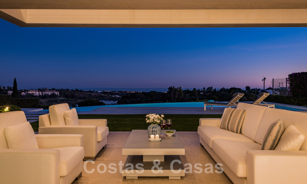 Villa de lujo en primera línea de golf, de un elegante estilo moderno, con impresionantes vistas al golf y al mar en venta en Los Flamingos Golf resort, en Marbella - Benahavis 48961