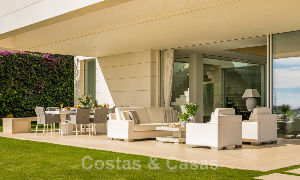 Villa de lujo en primera línea de golf, de un elegante estilo moderno, con impresionantes vistas al golf y al mar en venta en Los Flamingos Golf resort, en Marbella - Benahavis 48963