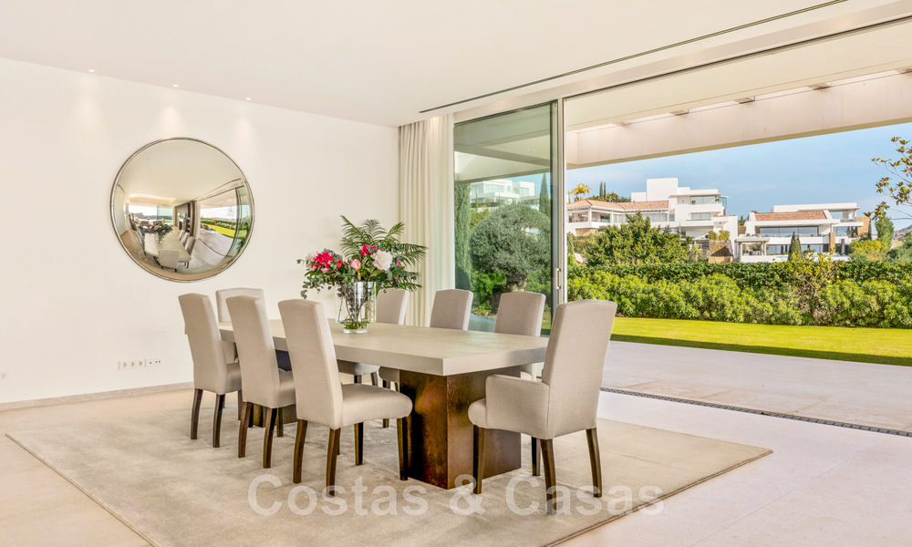 Villa de lujo en primera línea de golf, de un elegante estilo moderno, con impresionantes vistas al golf y al mar en venta en Los Flamingos Golf resort, en Marbella - Benahavis 48966