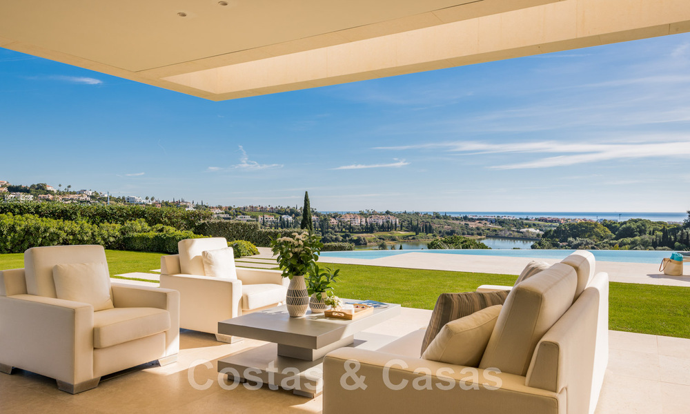 Villa de lujo en primera línea de golf, de un elegante estilo moderno, con impresionantes vistas al golf y al mar en venta en Los Flamingos Golf resort, en Marbella - Benahavis 48971