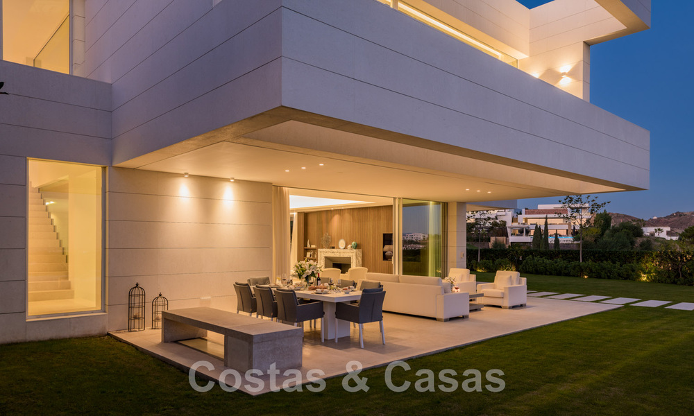 Villa de lujo en primera línea de golf, de un elegante estilo moderno, con impresionantes vistas al golf y al mar en venta en Los Flamingos Golf resort, en Marbella - Benahavis 48972