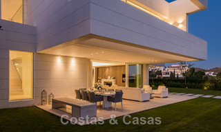 Villa de lujo en primera línea de golf, de un elegante estilo moderno, con impresionantes vistas al golf y al mar en venta en Los Flamingos Golf resort, en Marbella - Benahavis 48972 