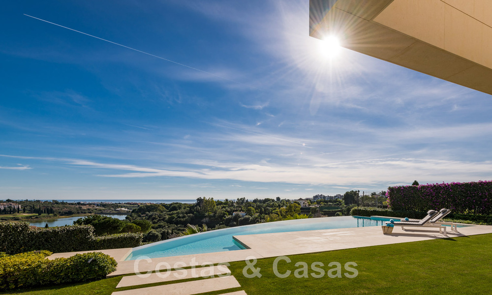 Villa de lujo en primera línea de golf, de un elegante estilo moderno, con impresionantes vistas al golf y al mar en venta en Los Flamingos Golf resort, en Marbella - Benahavis 48974