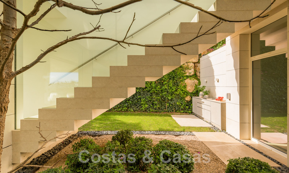Villa de lujo en primera línea de golf, de un elegante estilo moderno, con impresionantes vistas al golf y al mar en venta en Los Flamingos Golf resort, en Marbella - Benahavis 48976