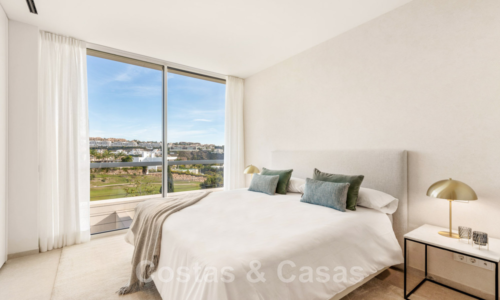 Villa de lujo en primera línea de golf, de un elegante estilo moderno, con impresionantes vistas al golf y al mar en venta en Los Flamingos Golf resort, en Marbella - Benahavis 48977