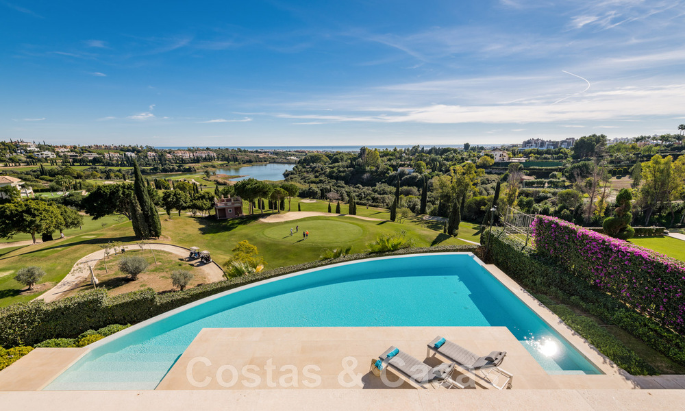 Villa de lujo en primera línea de golf, de un elegante estilo moderno, con impresionantes vistas al golf y al mar en venta en Los Flamingos Golf resort, en Marbella - Benahavis 48979