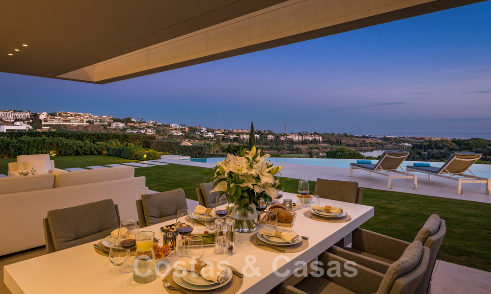 Villa de lujo en primera línea de golf, de un elegante estilo moderno, con impresionantes vistas al golf y al mar en venta en Los Flamingos Golf resort, en Marbella - Benahavis 48984