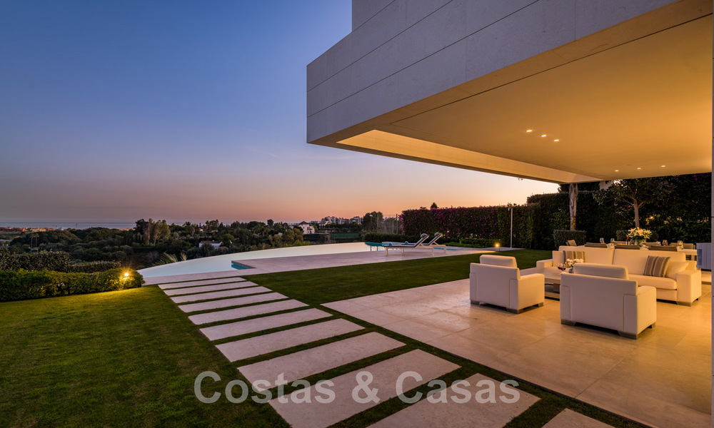 Villa de lujo en primera línea de golf, de un elegante estilo moderno, con impresionantes vistas al golf y al mar en venta en Los Flamingos Golf resort, en Marbella - Benahavis 48989