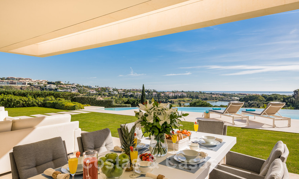 Villa de lujo en primera línea de golf, de un elegante estilo moderno, con impresionantes vistas al golf y al mar en venta en Los Flamingos Golf resort, en Marbella - Benahavis 48993