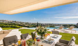 Villa de lujo en primera línea de golf, de un elegante estilo moderno, con impresionantes vistas al golf y al mar en venta en Los Flamingos Golf resort, en Marbella - Benahavis 48993 