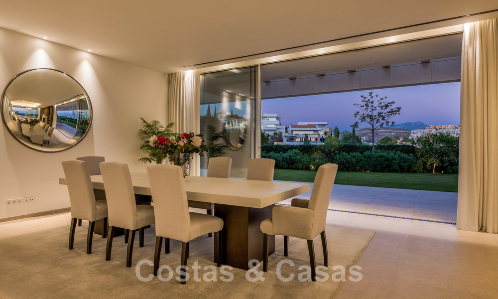 Villa de lujo en primera línea de golf, de un elegante estilo moderno, con impresionantes vistas al golf y al mar en venta en Los Flamingos Golf resort, en Marbella - Benahavis 48994