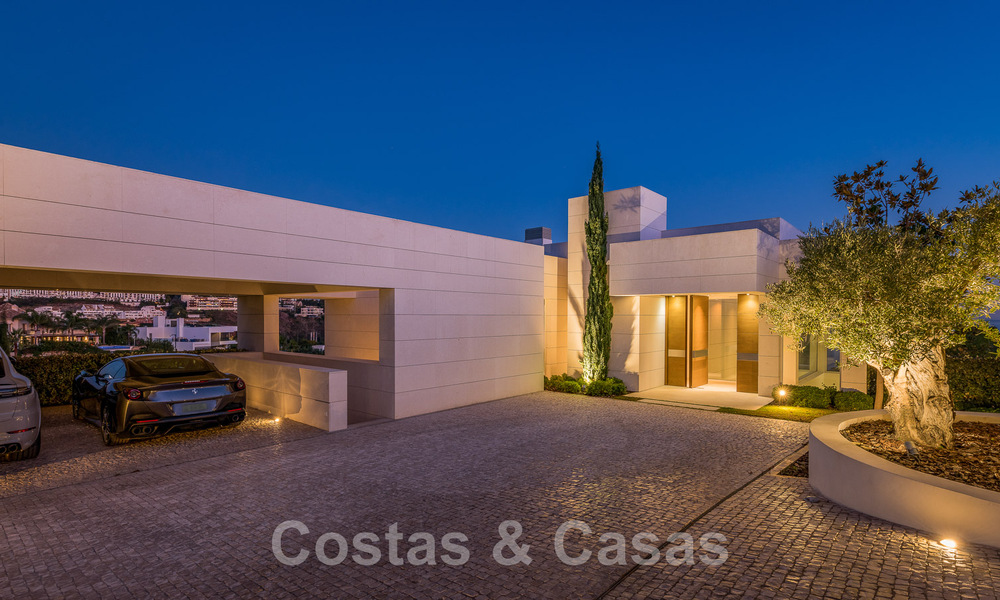 Villa de lujo en primera línea de golf, de un elegante estilo moderno, con impresionantes vistas al golf y al mar en venta en Los Flamingos Golf resort, en Marbella - Benahavis 49000