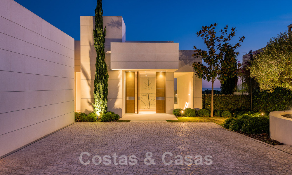 Villa de lujo en primera línea de golf, de un elegante estilo moderno, con impresionantes vistas al golf y al mar en venta en Los Flamingos Golf resort, en Marbella - Benahavis 49001
