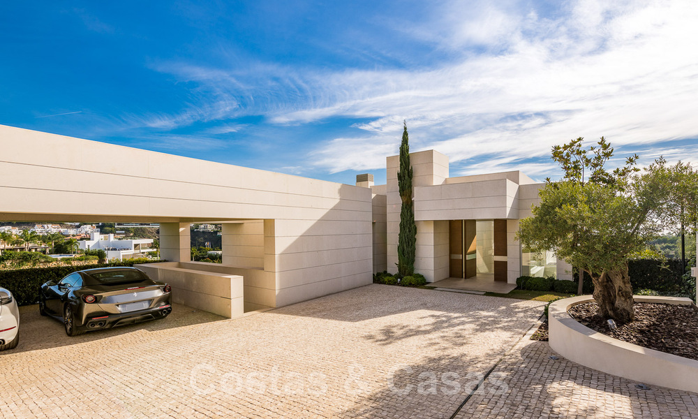 Villa de lujo en primera línea de golf, de un elegante estilo moderno, con impresionantes vistas al golf y al mar en venta en Los Flamingos Golf resort, en Marbella - Benahavis 49002