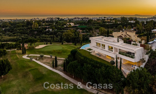Villa de lujo en primera línea de golf, de un elegante estilo moderno, con impresionantes vistas al golf y al mar en venta en Los Flamingos Golf resort, en Marbella - Benahavis 49005 