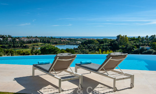 Villa de lujo en primera línea de golf, de un elegante estilo moderno, con impresionantes vistas al golf y al mar en venta en Los Flamingos Golf resort, en Marbella - Benahavis 49006 
