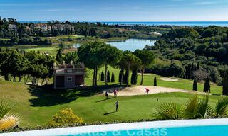 Villa de lujo en primera línea de golf, de un elegante estilo moderno, con impresionantes vistas al golf y al mar en venta en Los Flamingos Golf resort, en Marbella - Benahavis 49008 