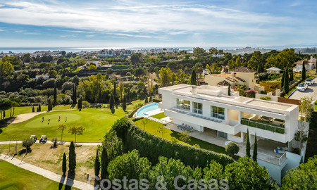 Villa de lujo en primera línea de golf, de un elegante estilo moderno, con impresionantes vistas al golf y al mar en venta en Los Flamingos Golf resort, en Marbella - Benahavis 49025