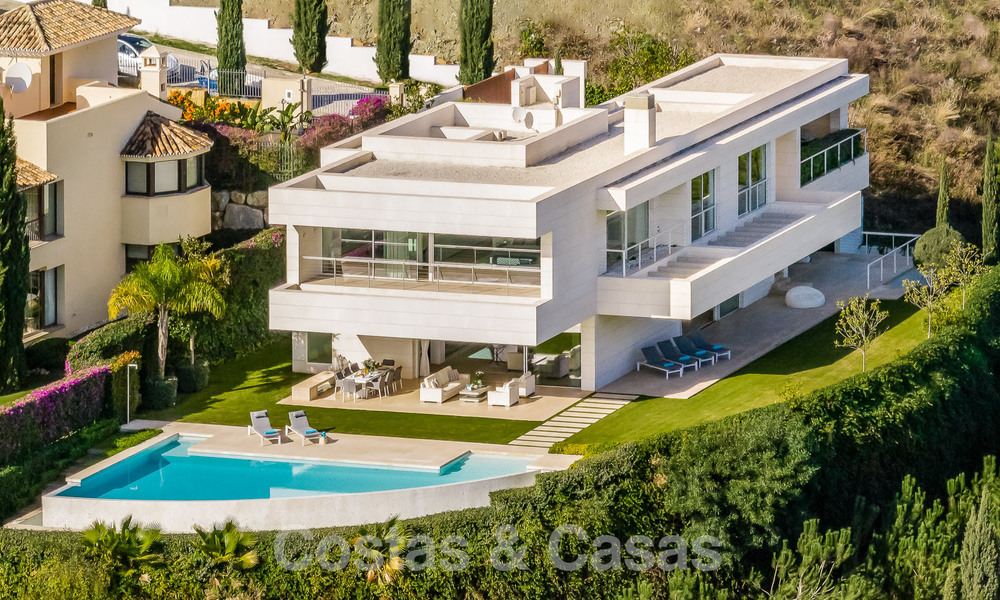 Villa de lujo en primera línea de golf, de un elegante estilo moderno, con impresionantes vistas al golf y al mar en venta en Los Flamingos Golf resort, en Marbella - Benahavis 49026