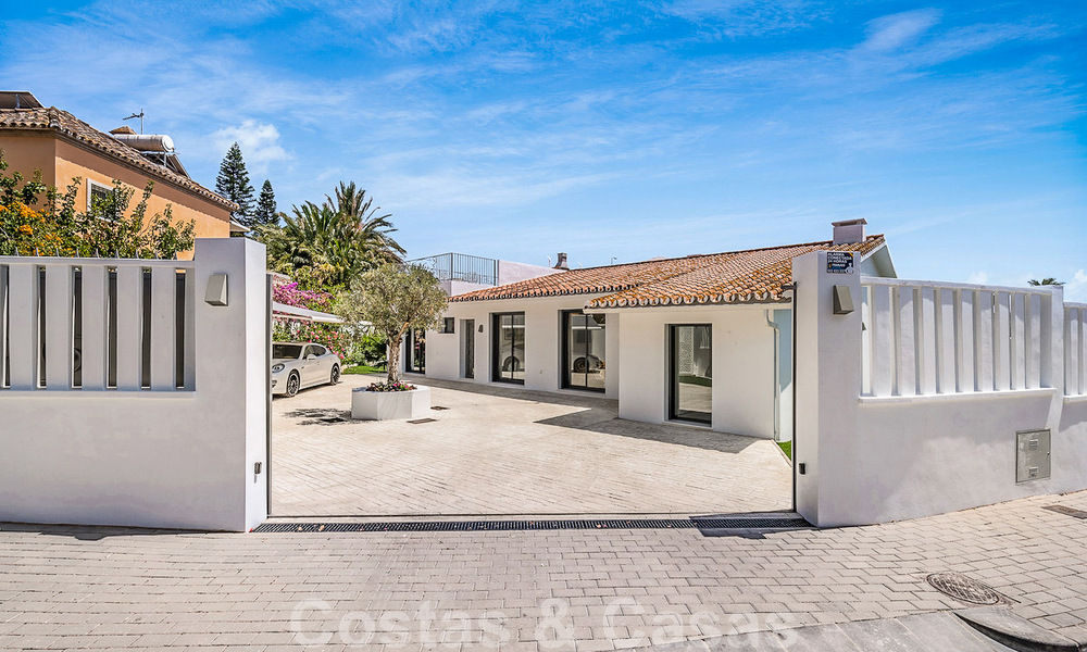 Lista para entrar a vivir. Villa de una planta en venta con 4 dormitorios, a 400m de la playa en Marbella - Estepona 50001