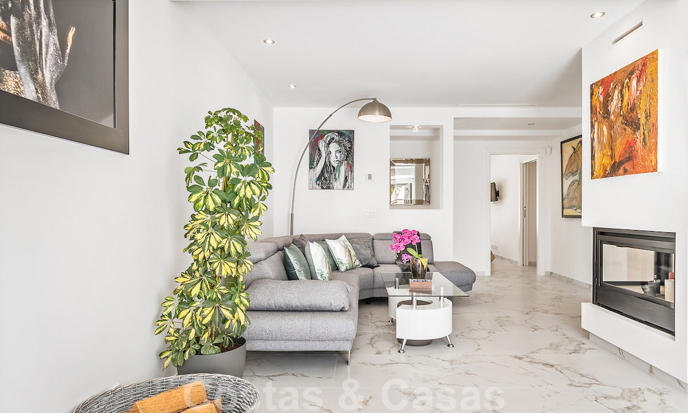 Lista para entrar a vivir. Villa de una planta en venta con 4 dormitorios, a 400m de la playa en Marbella - Estepona 50008