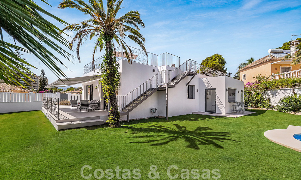 Lista para entrar a vivir. Villa de una planta en venta con 4 dormitorios, a 400m de la playa en Marbella - Estepona 50014
