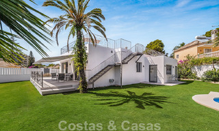 Lista para entrar a vivir. Villa de una planta en venta con 4 dormitorios, a 400m de la playa en Marbella - Estepona 50014 
