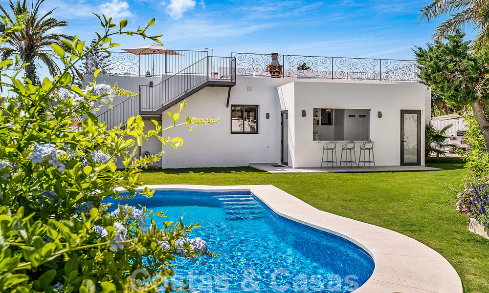 Lista para entrar a vivir. Villa de una planta en venta con 4 dormitorios, a 400m de la playa en Marbella - Estepona 50015