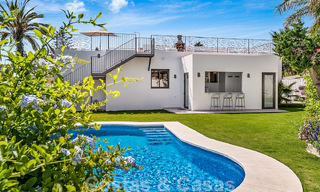 Lista para entrar a vivir. Villa de una planta en venta con 4 dormitorios, a 400m de la playa en Marbella - Estepona 50015 