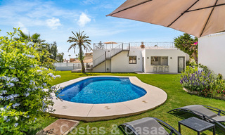 Lista para entrar a vivir. Villa de una planta en venta con 4 dormitorios, a 400m de la playa en Marbella - Estepona 50016 