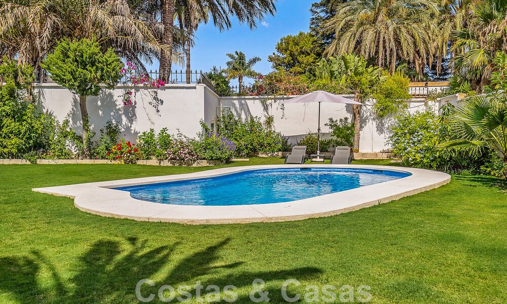 Lista para entrar a vivir. Villa de una planta en venta con 4 dormitorios, a 400m de la playa en Marbella - Estepona 50018