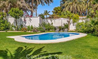 Lista para entrar a vivir. Villa de una planta en venta con 4 dormitorios, a 400m de la playa en Marbella - Estepona 50018 