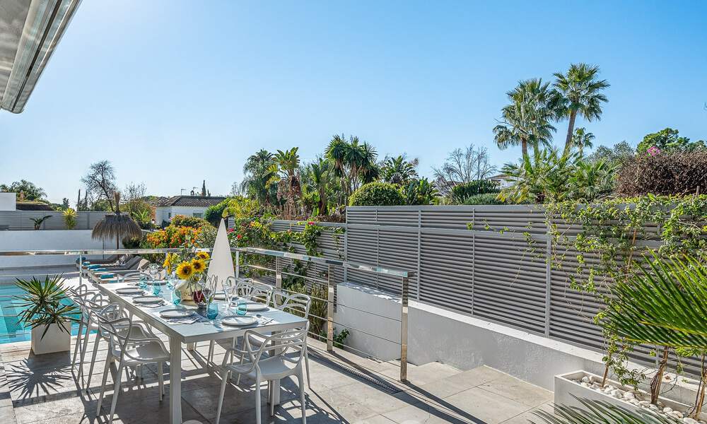 Atractiva villa de lujo de estilo arquitectónico contemporáneo en venta con vistas al mar, situada en una deseable zona residencial de la Milla de Oro de Marbella 50164