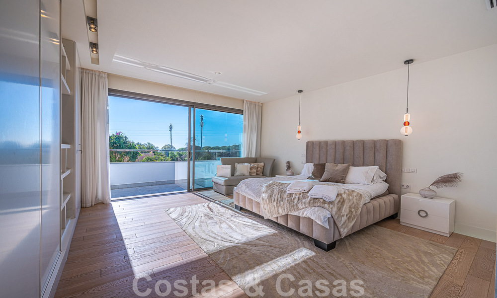 Atractiva villa de lujo de estilo arquitectónico contemporáneo en venta con vistas al mar, situada en una deseable zona residencial de la Milla de Oro de Marbella 50167