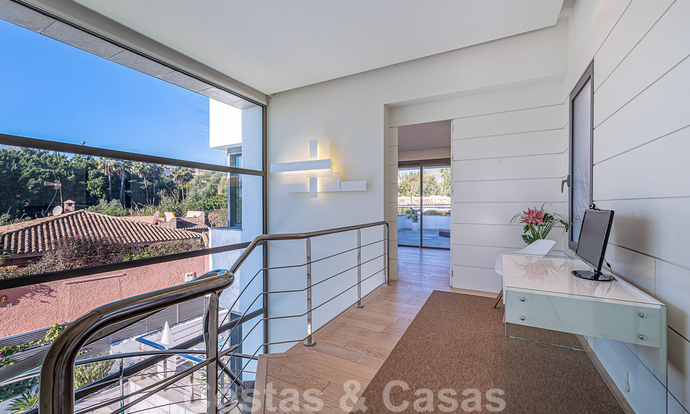 Atractiva villa de lujo de estilo arquitectónico contemporáneo en venta con vistas al mar, situada en una deseable zona residencial de la Milla de Oro de Marbella 50170