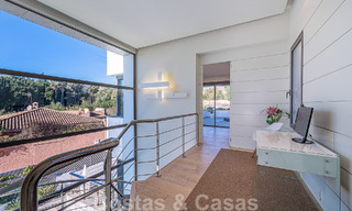Atractiva villa de lujo de estilo arquitectónico contemporáneo en venta con vistas al mar, situada en una deseable zona residencial de la Milla de Oro de Marbella 50170 