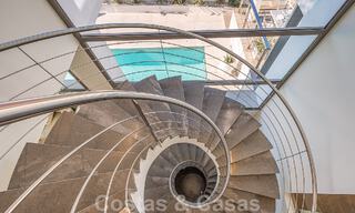 Atractiva villa de lujo de estilo arquitectónico contemporáneo en venta con vistas al mar, situada en una deseable zona residencial de la Milla de Oro de Marbella 50171 