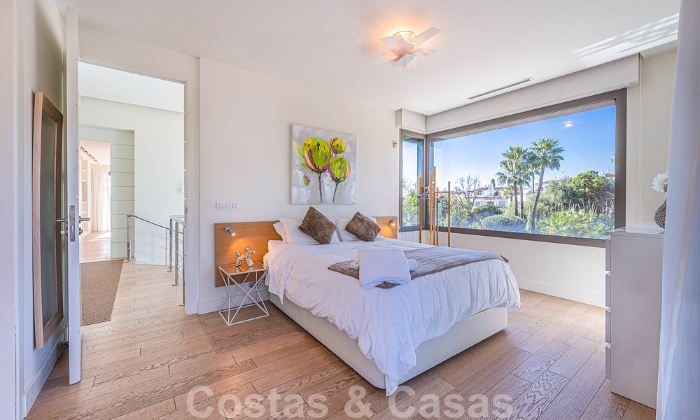 Atractiva villa de lujo de estilo arquitectónico contemporáneo en venta con vistas al mar, situada en una deseable zona residencial de la Milla de Oro de Marbella 50172