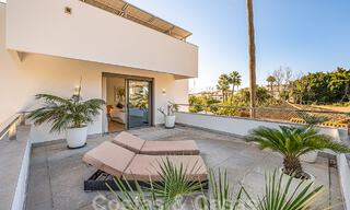 Atractiva villa de lujo de estilo arquitectónico contemporáneo en venta con vistas al mar, situada en una deseable zona residencial de la Milla de Oro de Marbella 50174 