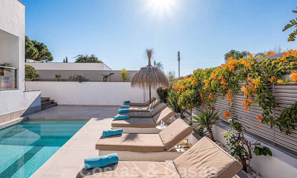 Atractiva villa de lujo de estilo arquitectónico contemporáneo en venta con vistas al mar, situada en una deseable zona residencial de la Milla de Oro de Marbella 50177