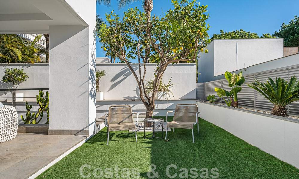 Atractiva villa de lujo de estilo arquitectónico contemporáneo en venta con vistas al mar, situada en una deseable zona residencial de la Milla de Oro de Marbella 50179