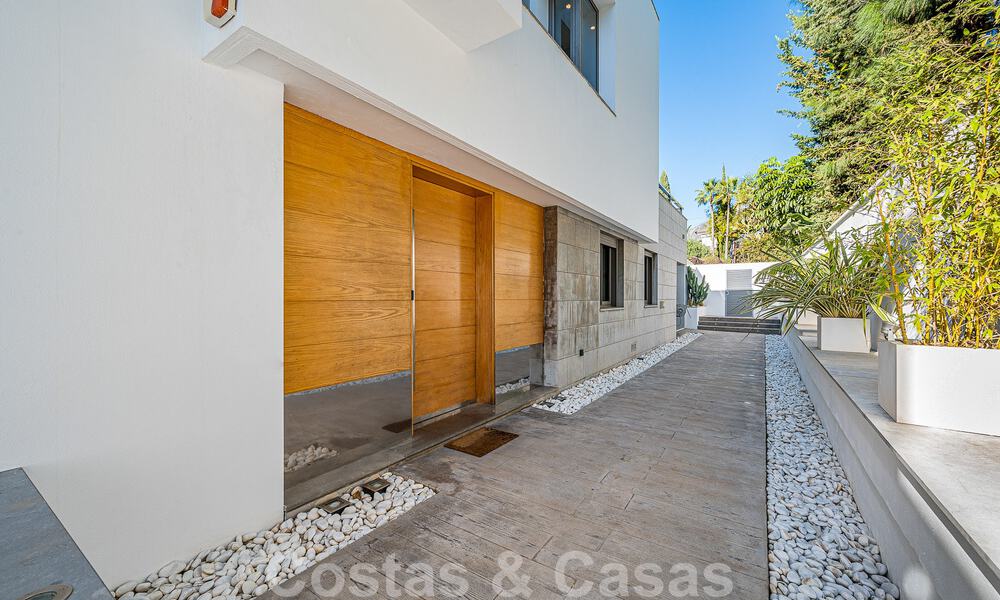 Atractiva villa de lujo de estilo arquitectónico contemporáneo en venta con vistas al mar, situada en una deseable zona residencial de la Milla de Oro de Marbella 50180