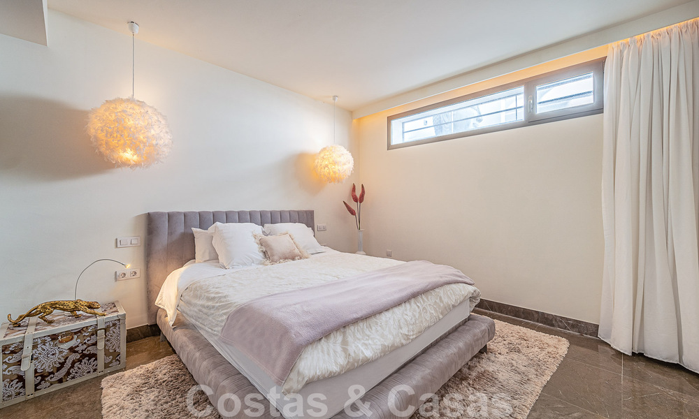 Atractiva villa de lujo de estilo arquitectónico contemporáneo en venta con vistas al mar, situada en una deseable zona residencial de la Milla de Oro de Marbella 50181