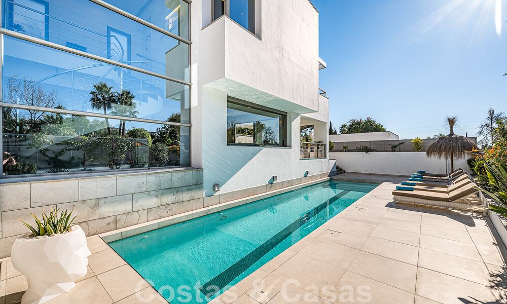 Atractiva villa de lujo de estilo arquitectónico contemporáneo en venta con vistas al mar, situada en una deseable zona residencial de la Milla de Oro de Marbella 50184