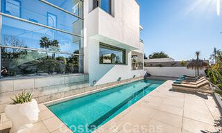 Atractiva villa de lujo de estilo arquitectónico contemporáneo en venta con vistas al mar, situada en una deseable zona residencial de la Milla de Oro de Marbella 50184 