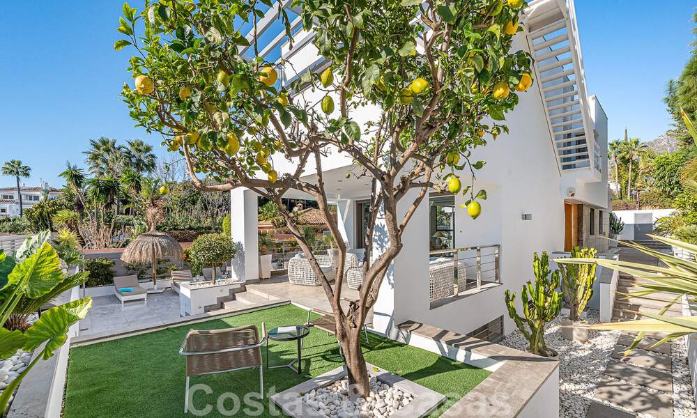 Atractiva villa de lujo de estilo arquitectónico contemporáneo en venta con vistas al mar, situada en una deseable zona residencial de la Milla de Oro de Marbella 50185