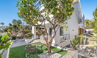 Atractiva villa de lujo de estilo arquitectónico contemporáneo en venta con vistas al mar, situada en una deseable zona residencial de la Milla de Oro de Marbella 50185 