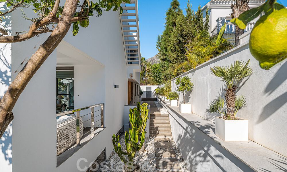 Atractiva villa de lujo de estilo arquitectónico contemporáneo en venta con vistas al mar, situada en una deseable zona residencial de la Milla de Oro de Marbella 50186